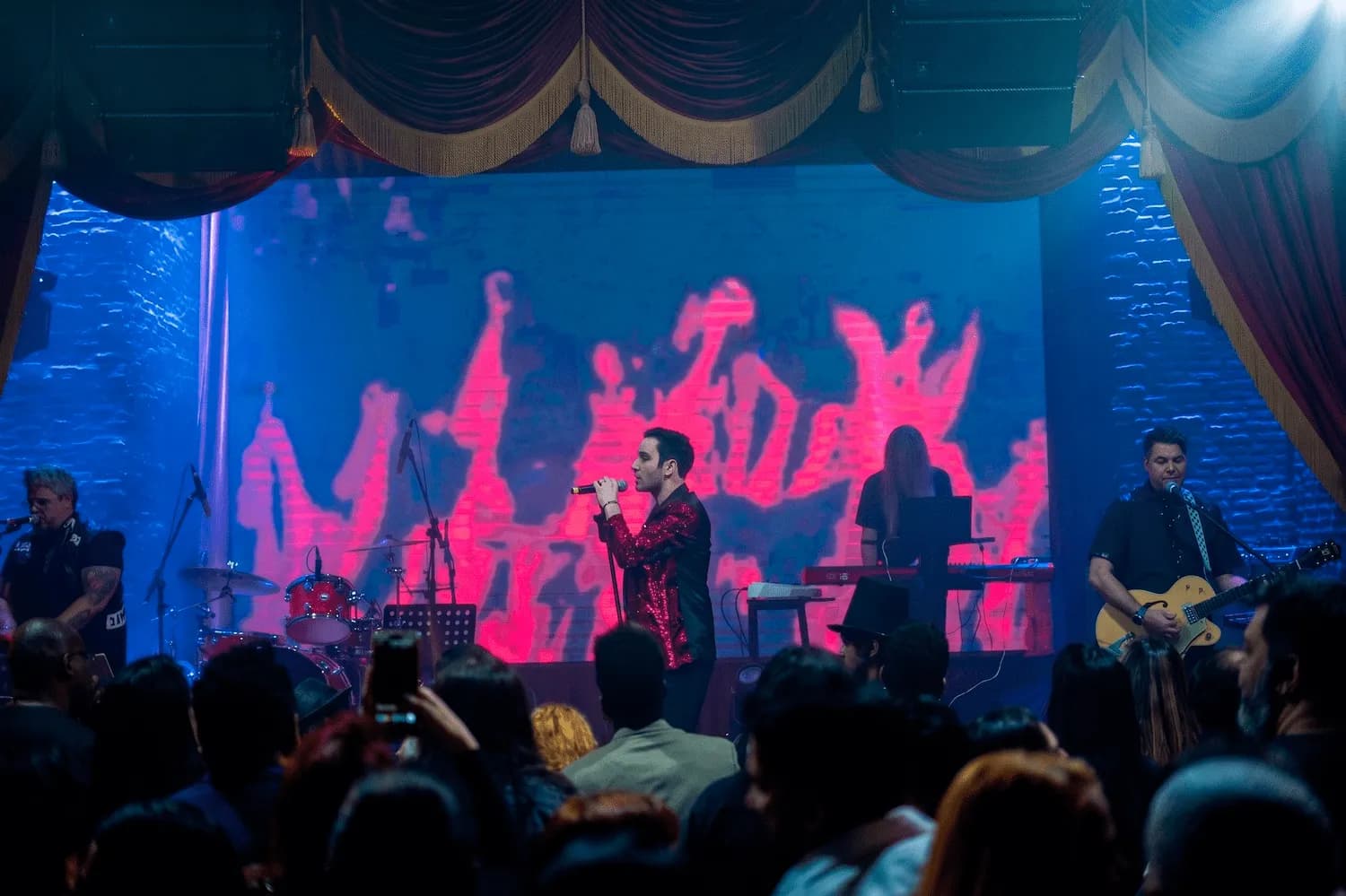 Black Celebration — banda completa em apresentação