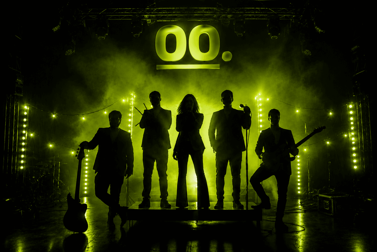 Show ao vivo de um artista da Moobra diante do público