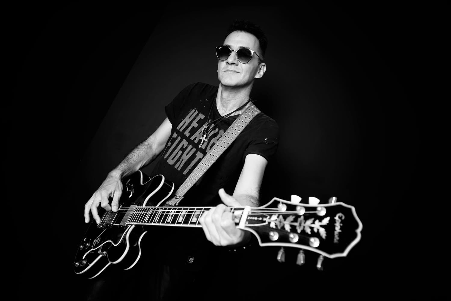 Rubinho Gabba com guitarra
